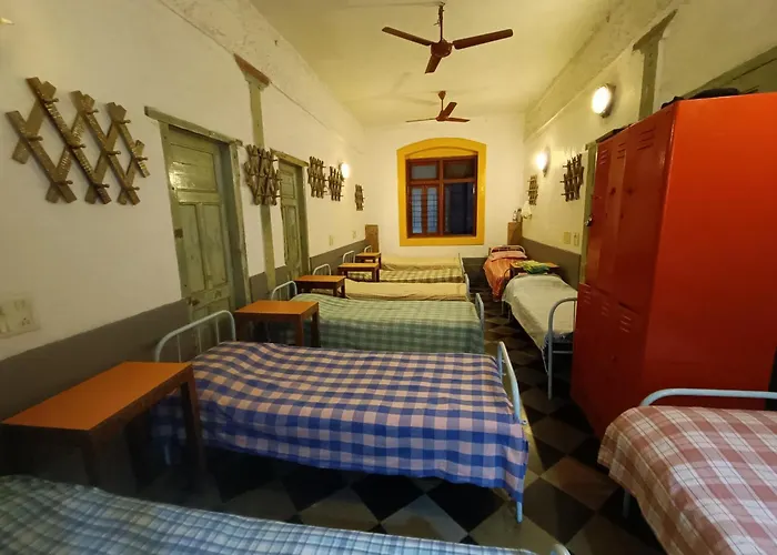 Hostel Vasantashram Cst Mumbai, Free Wifi With 1940S Retro Vibe