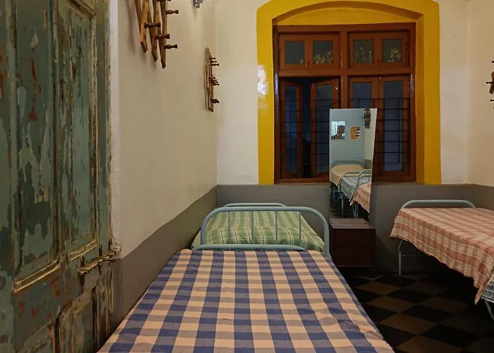 Hostel Vasantashram Cst Mumbai, Free Wifi With 1940S Retro Vibe